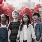 Niñas y niños conviven en un espacio seguro y comunitario, representando la importancia de proteger sus derechos, fomentar su participación y garantizar su bienestar.