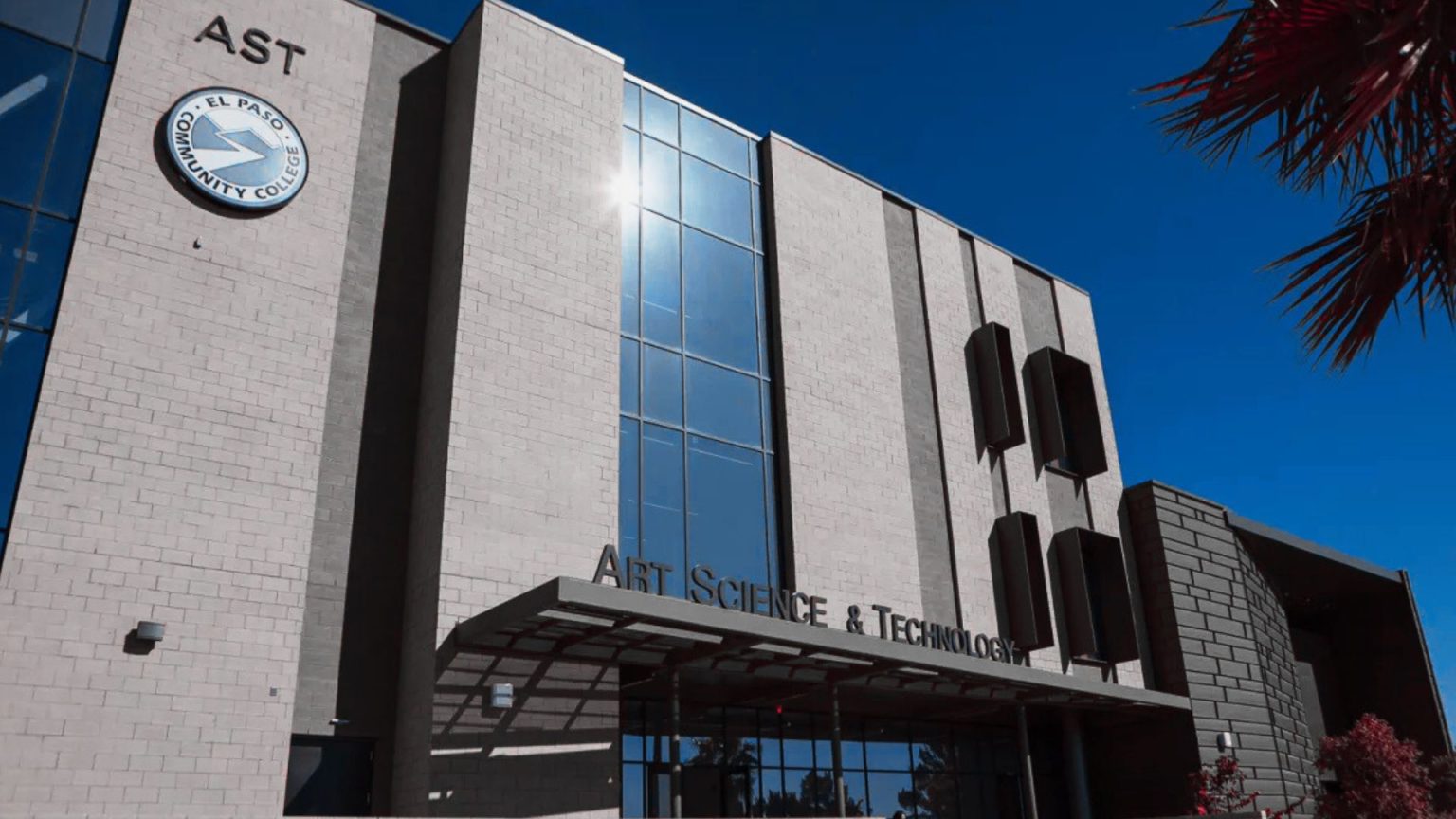 Estudiantes caminando en el campus de El Paso Community College, institución seleccionada para el programa nacional “Back on Track” que impulsa la movilidad económica.