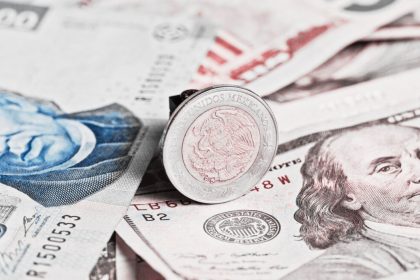 Precio del dólar frente al peso mexicano mostrado en pantalla de mercado financiero el 5 de marzo de 2026.