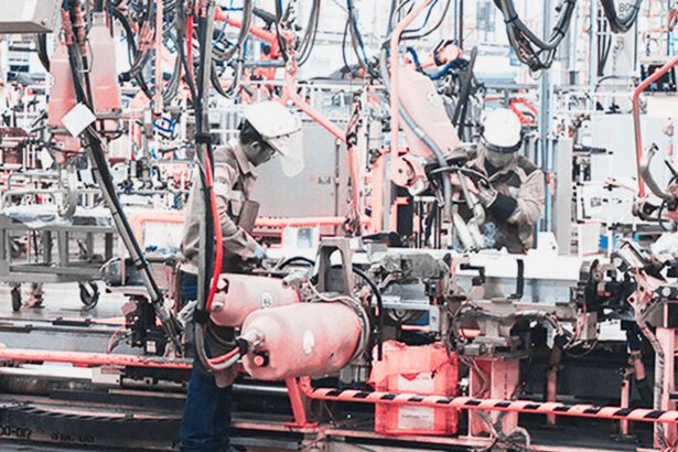 Industria manufacturera de Chihuahua monitorea posibles retrasos en proveeduría por conflicto internacional.