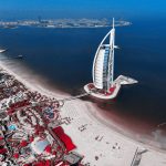 Avión comercial en pista de aeropuerto; alza en el precio del petróleo podría incrementar el costo de los vuelos.