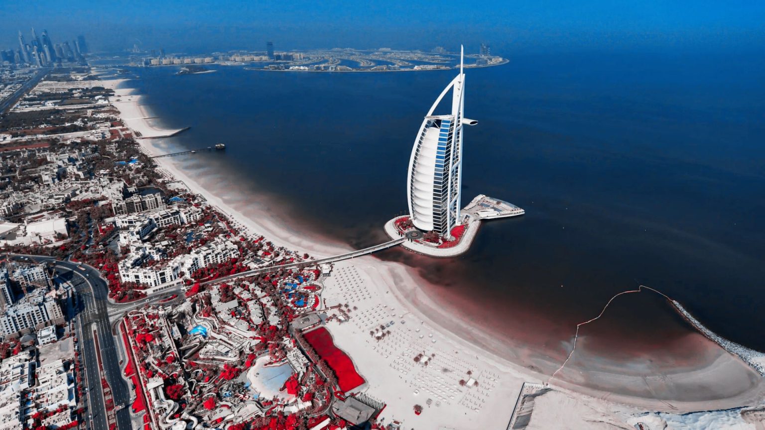 Avión comercial en pista de aeropuerto; alza en el precio del petróleo podría incrementar el costo de los vuelos.