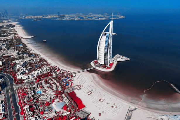 Avión comercial en pista de aeropuerto; alza en el precio del petróleo podría incrementar el costo de los vuelos.