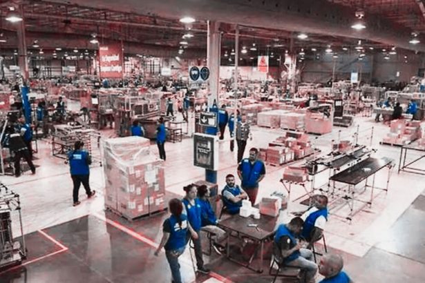 Trabajadores hacen fila afuera de una maquiladora en Ciudad Juárez en busca de empleo durante la crisis industrial de 2026