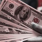 Dólar cayendo frente a monedas extranjeras mientras mercados reaccionan a la suspensión temporal de ataques de Trump a Irán