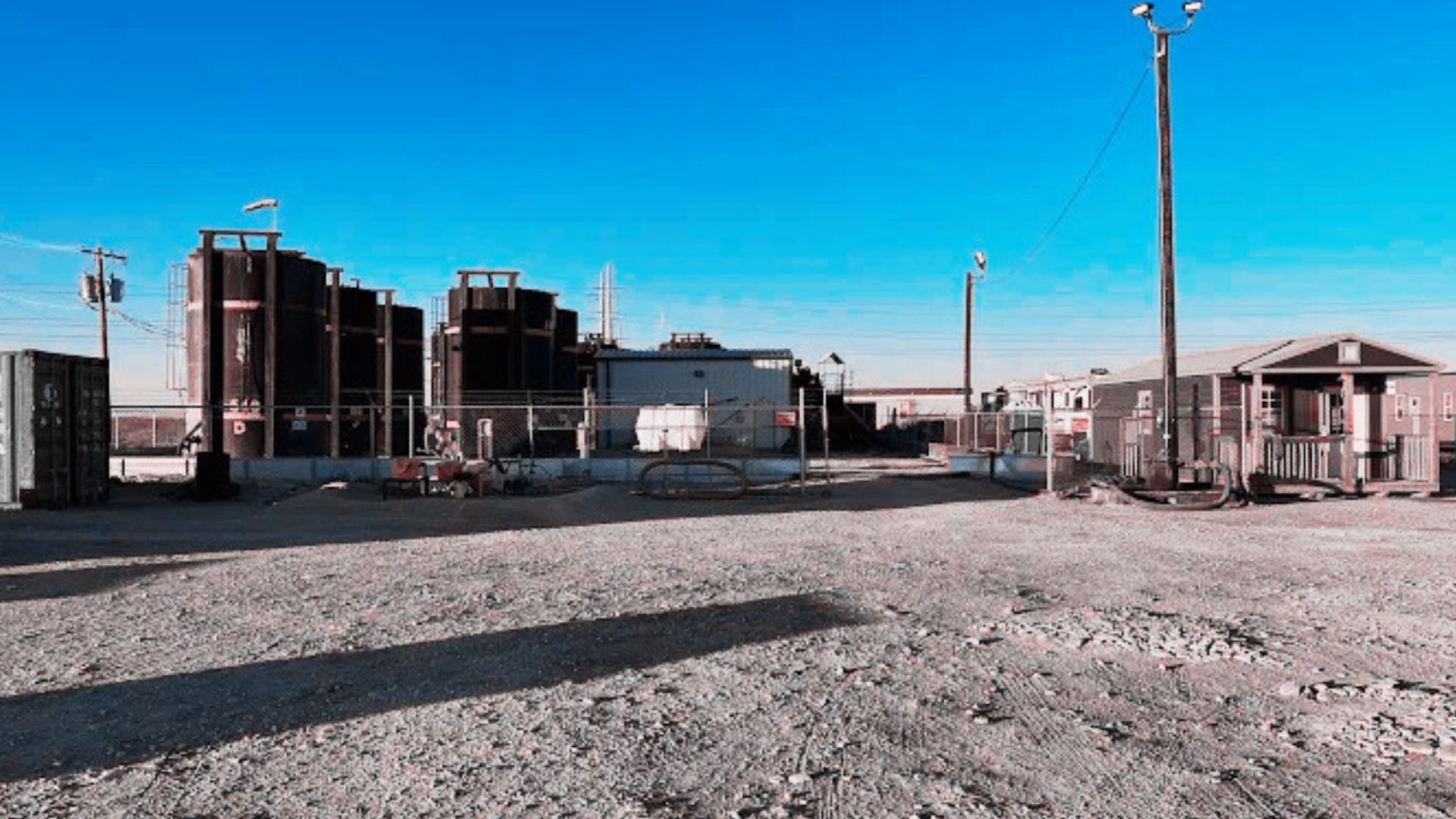 Torres de perforación inactivas en la Cuenca Pérmica cerca de Odessa, Texas, reflejando la desaceleración de la industria petrolera.