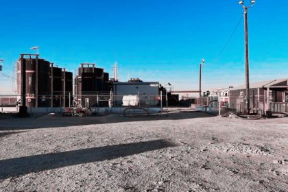 Torres de perforación inactivas en la Cuenca Pérmica cerca de Odessa, Texas, reflejando la desaceleración de la industria petrolera.