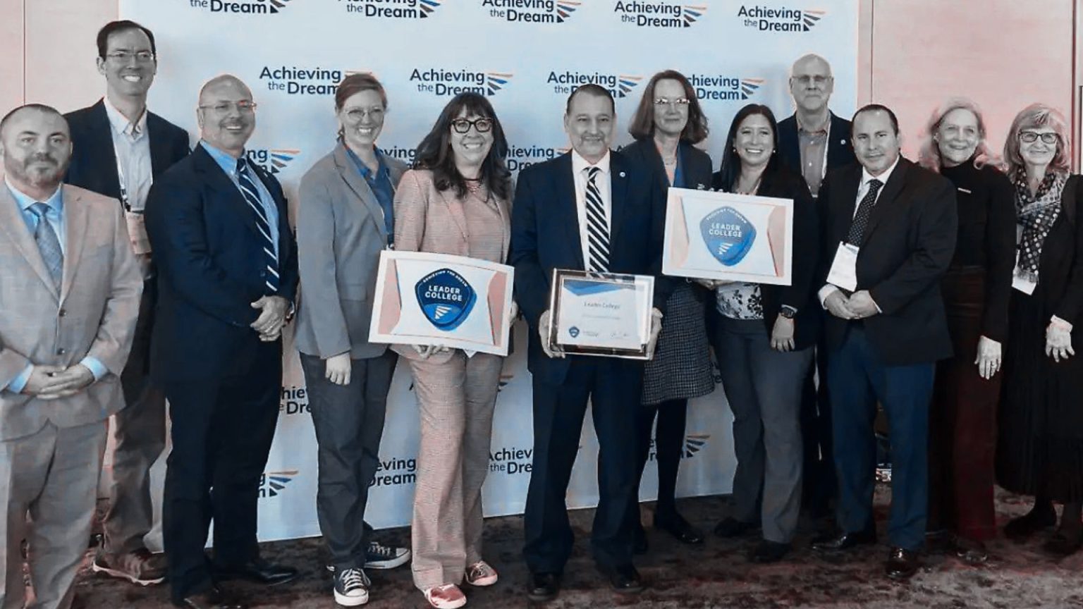 Estudiantes premiados exhiben obras de arte en exposición escolar del EPCC