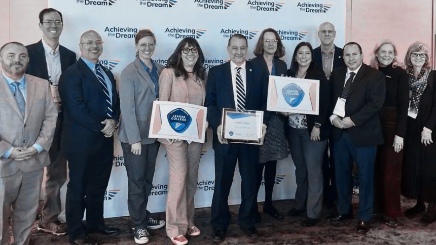 Estudiantes premiados exhiben obras de arte en exposición escolar del EPCC