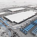 Infraestructura de centros de datos en zona desértica de la frontera entre Estados Unidos y México, donde el uso intensivo de agua genera preocupación por la escasez hídrica.